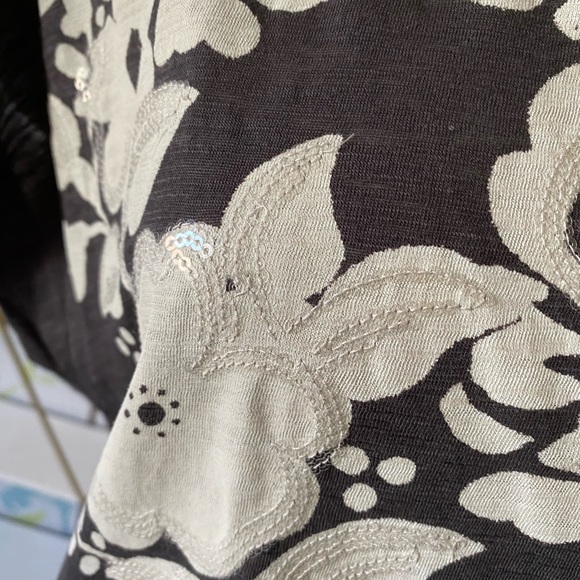 4/$20 Grey tee with white floral and subtle sequins - Picture 3 of 7